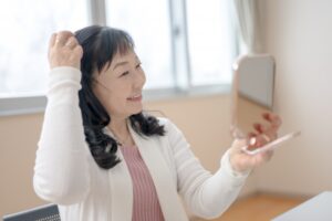 抜け毛でお悩みの方へ 諏訪市の美容院で始める頭皮ケア!習慣と食生活の見直し